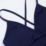 نمای نزدیک نیم تنه ورزشی زنانه بندی سرمه ای