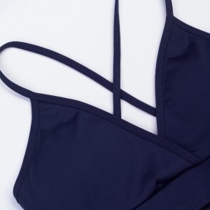 نمای نزدیک نیم تنه ورزشی زنانه بندی سرمه ای