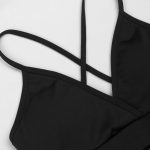 نمای نزدیک نیم تنه ورزشی زنانه مشکی