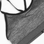 کراپ تاپ ورزشی زنانه بندی نمای نزدیک