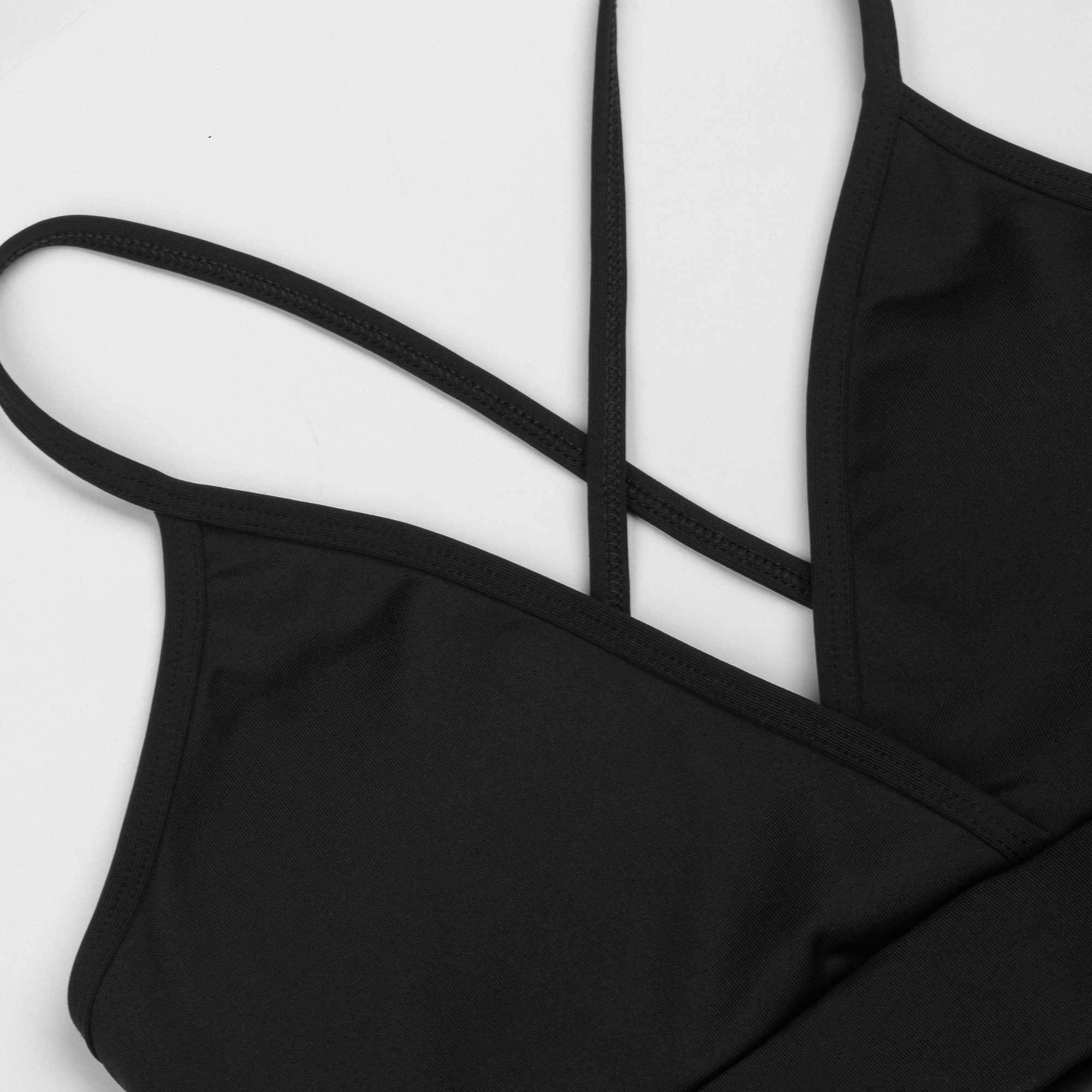 3 نمای نزدیک نیم تنه ورزشی زنانه مشکی