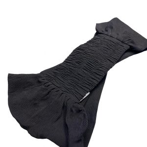 نمای پشت نزدیک کراپ تاپ مشکی دخترانه