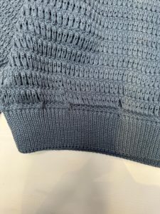 نمای پایین بافت آبی خاکی زنانه زنبوری