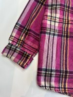 نمای نزدیک ژاکت پشمی زنانه چهارخونه صورتی