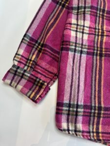 نمای نزدیک ژاکت پشمی زنانه چهارخونه صورتی