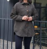 تنخور کنار ژاکت قهوه ای زنانه