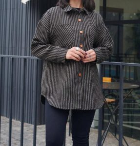 تنخور کنار ژاکت قهوه ای زنانه