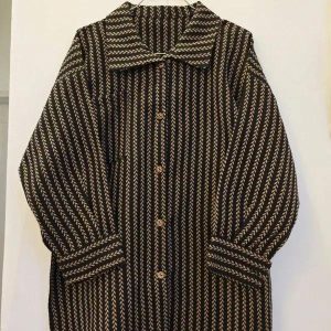 نمای جلو ژآکت قهوه ای زنانه